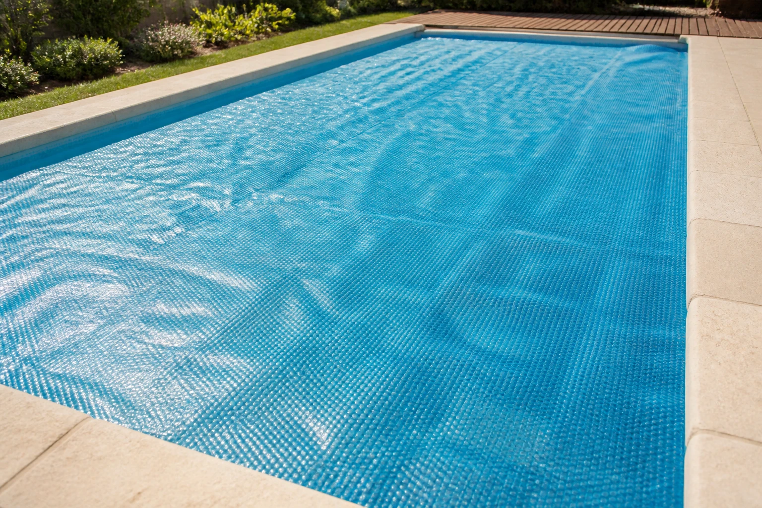 Bâche à bulles : dans quel sens la poser sur sa piscine ?