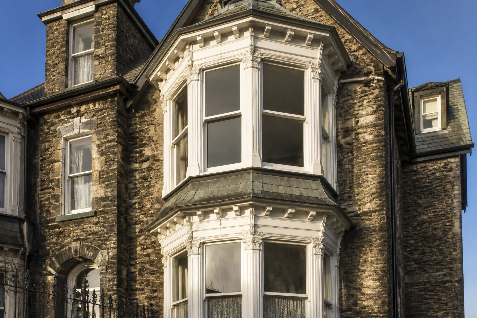 Oriel ou bow-window : quelle différence sur une façade ?