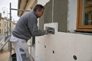 Pose de panneaux d'isolation extérieure sur une façade avec échafaudage